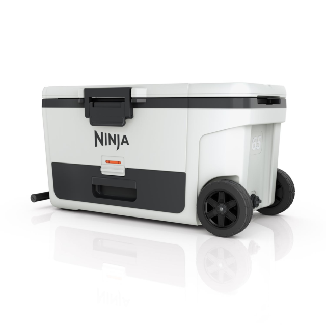 Ninja FB265EUUKWH Ninja FrostVault 65QT/61L Wheeled Cooler with Dry Zone - Cloud White | Ninja | Brands | Euronics Site